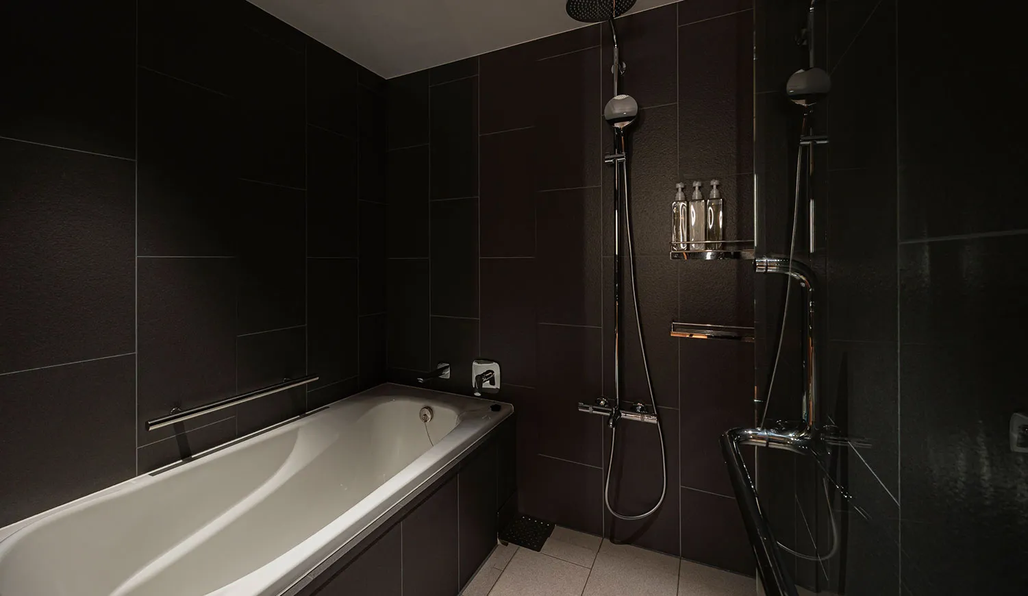 シンプルで落ち着いた設えが、心にそっと寄り添います。