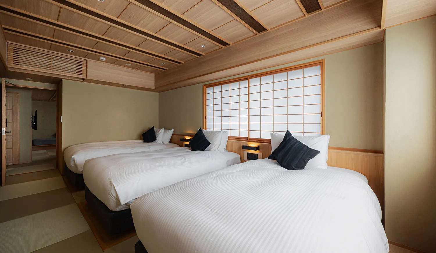 三人で過ごす、静けさと快適さに満ちた上質な時間。旅の記憶が深まります。