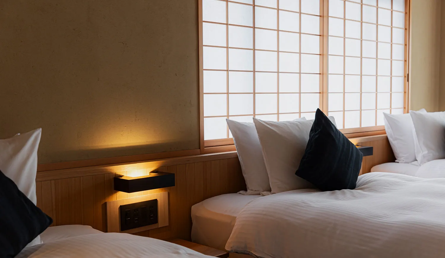 三人で過ごす、静けさと快適さに満ちた上質な時間。旅の記憶が深まります。