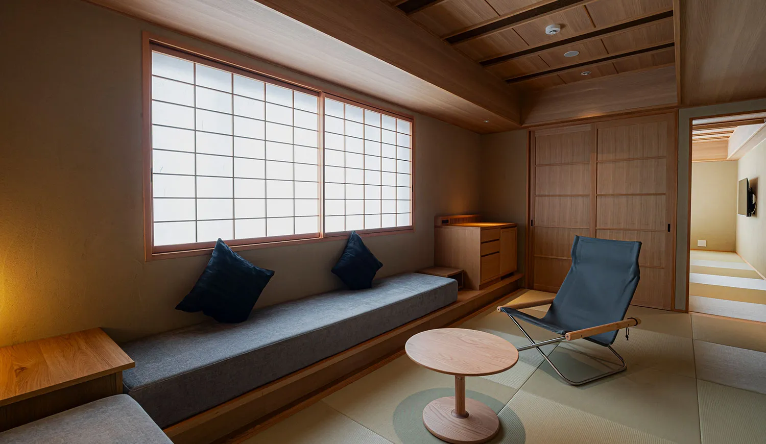 三人で過ごす、静けさと快適さに満ちた上質な時間。旅の記憶が深まります。