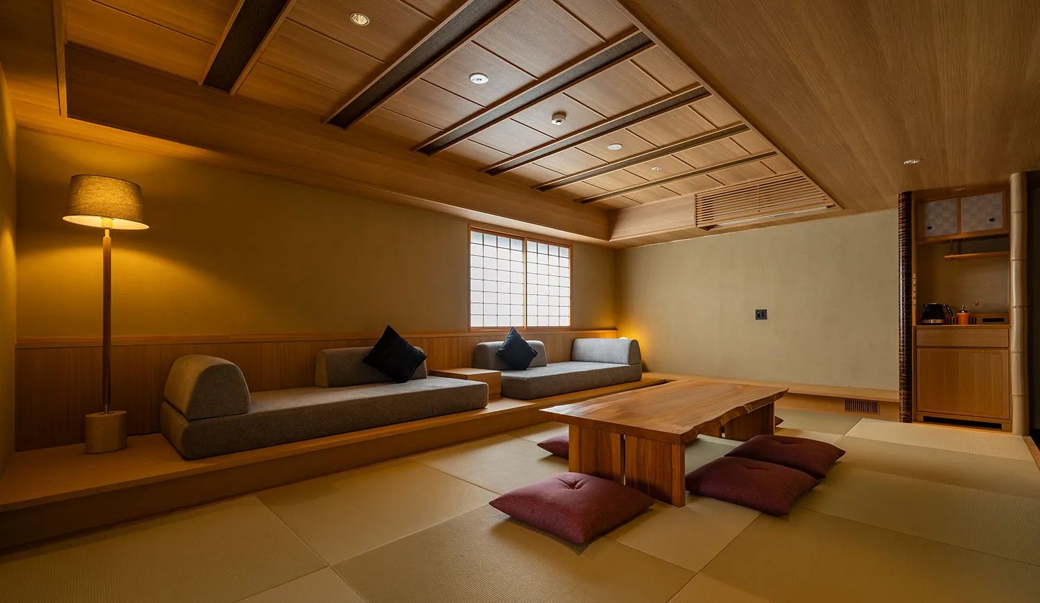 プライベートサウナでととのう、唯一無二の癒し空間。広々したリビングで気の向くままに特別なひとときを。キングベッド1台、ソファベッド2台、計4名様で宿泊可能です。