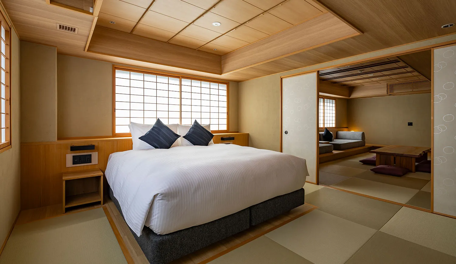 プライベートサウナでととのう、唯一無二の癒し空間。広々したリビングで気の向くままに特別なひとときを。キングベッド1台、ソファベッド2台、計4名様で宿泊可能です。