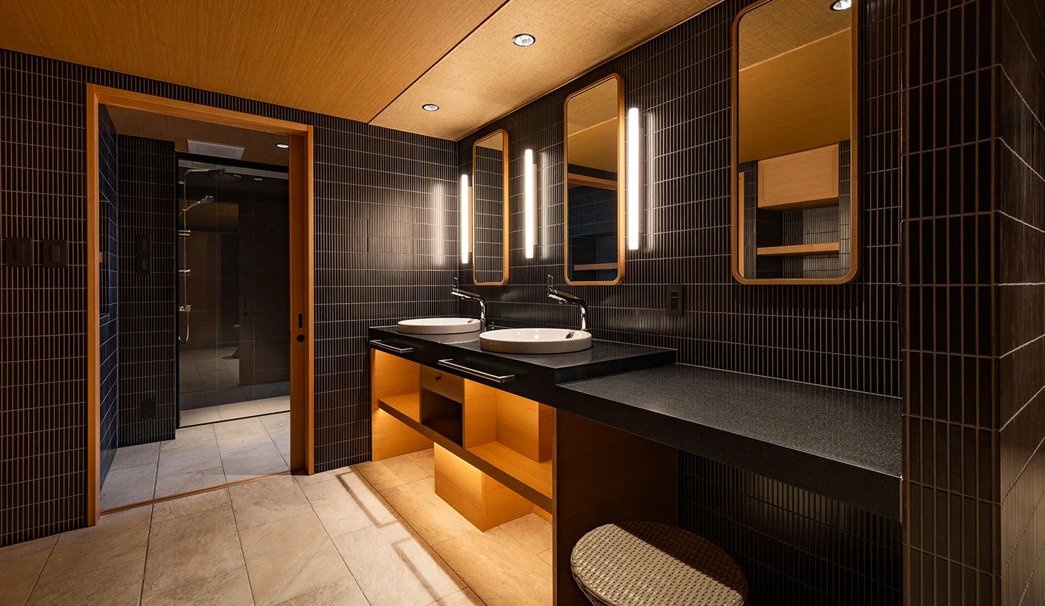 プライベートサウナでととのう、唯一無二の癒し空間。広々したリビングで気の向くままに特別なひとときを。キングベッド1台、ソファベッド2台、計4名様で宿泊可能です。