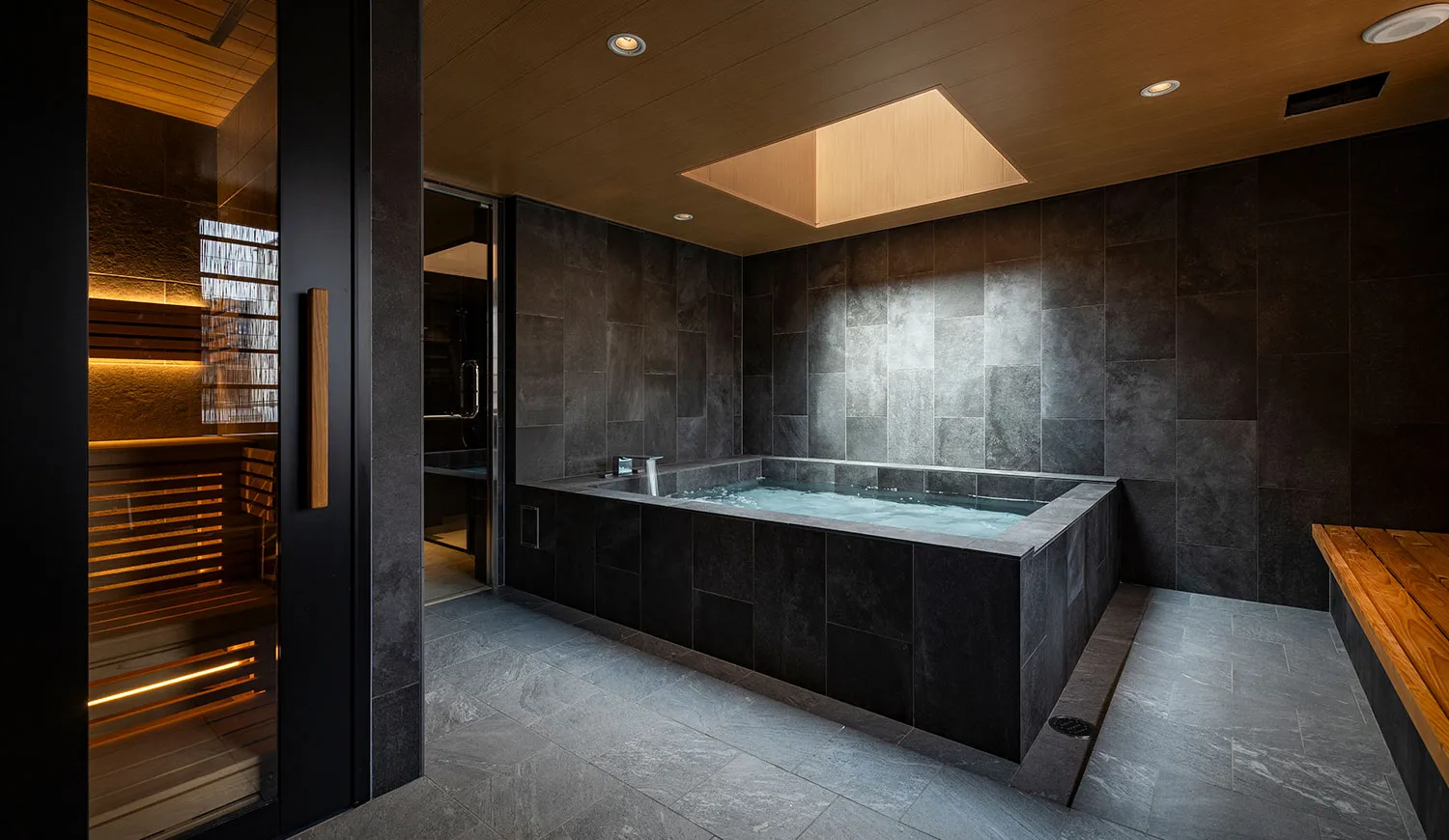 プライベートサウナでととのう、唯一無二の癒し空間。広々したリビングで気の向くままに特別なひとときを。キングベッド1台、ソファベッド2台、計4名様で宿泊可能です。