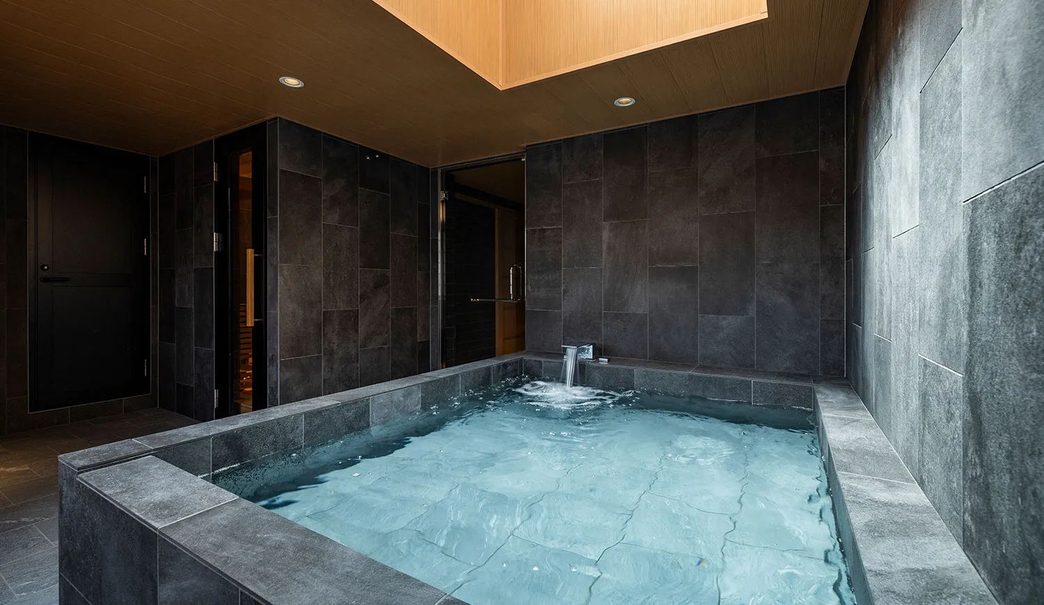 プライベートサウナでととのう、唯一無二の癒し空間。広々したリビングで気の向くままに特別なひとときを。キングベッド1台、ソファベッド2台、計4名様で宿泊可能です。