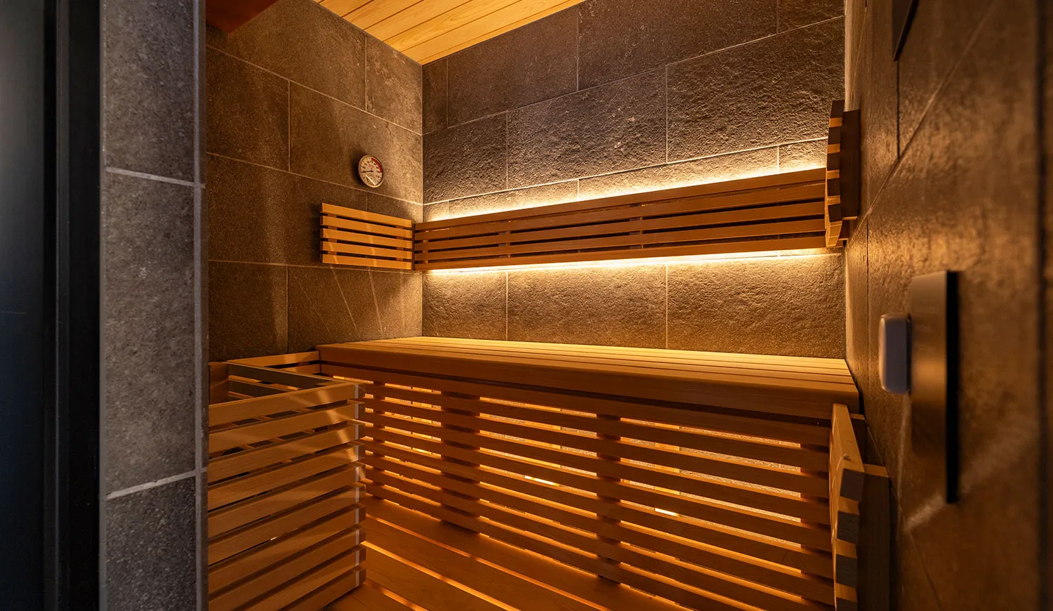 プライベートサウナでととのう、唯一無二の癒し空間。広々したリビングで気の向くままに特別なひとときを。キングベッド1台、ソファベッド2台、計4名様で宿泊可能です。