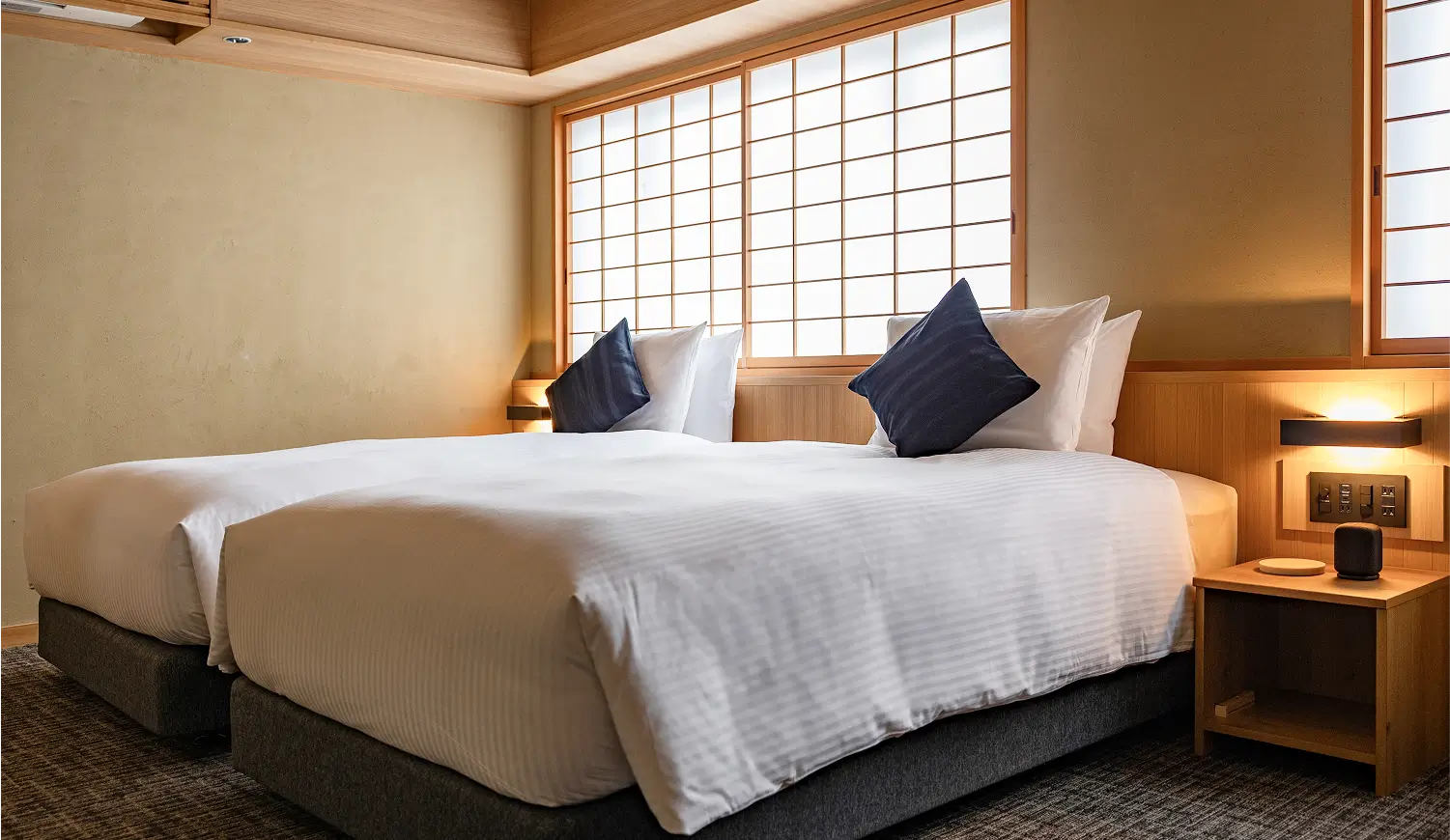 すべての人に心地よい時間を。機能と美が調和したやさしい客室。客室には段差が無く、車椅子の小回りが利く様レイアウトを工夫しております。