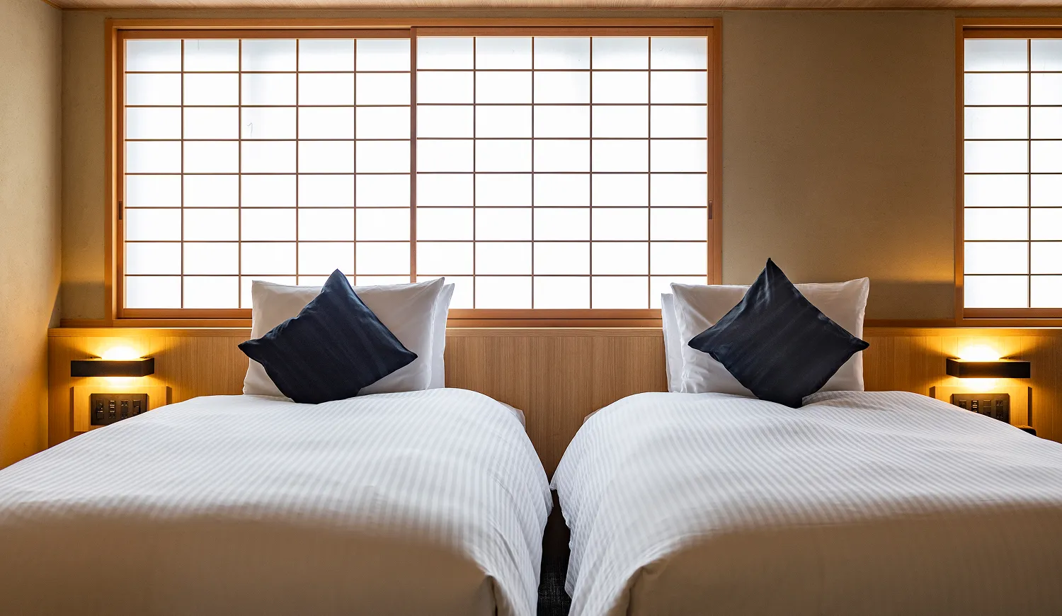 すべての人に心地よい時間を。機能と美が調和したやさしい客室。客室には段差が無く、車椅子の小回りが利く様レイアウトを工夫しております。