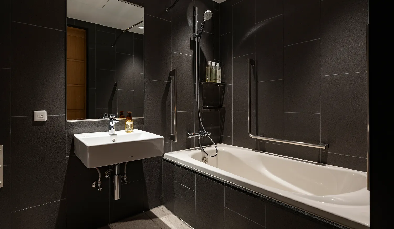 すべての人に心地よい時間を。機能と美が調和したやさしい客室。客室には段差が無く、車椅子の小回りが利く様レイアウトを工夫しております。