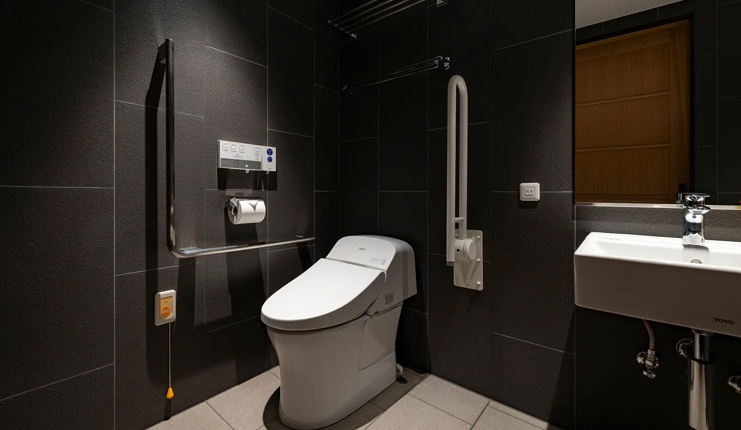 すべての人に心地よい時間を。機能と美が調和したやさしい客室。客室には段差が無く、車椅子の小回りが利く様レイアウトを工夫しております。