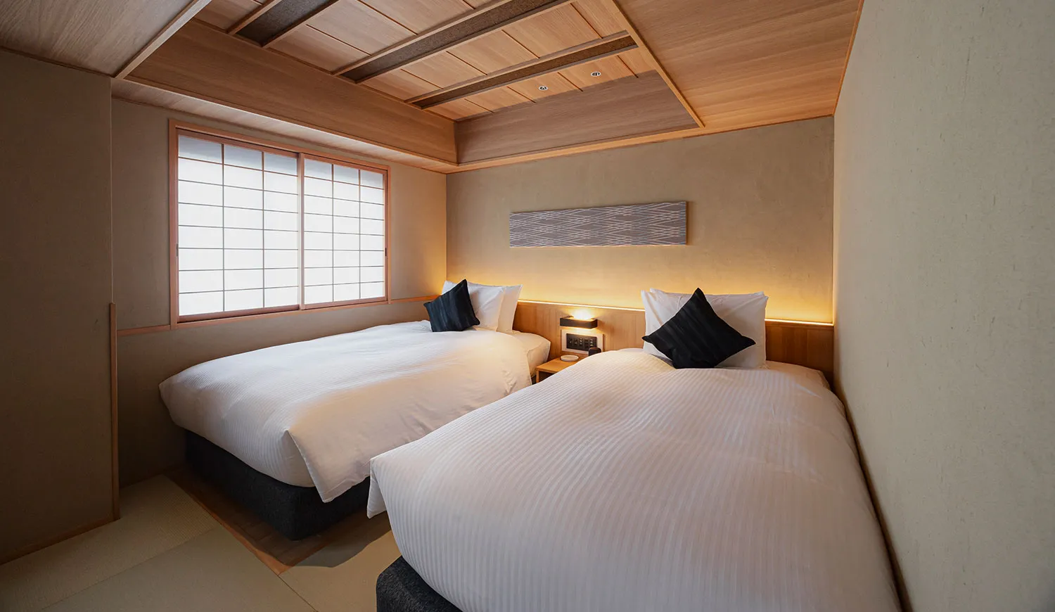 柔らかな光と静けさに包まれる空間。旅の余韻をやさしく抱きしめます。