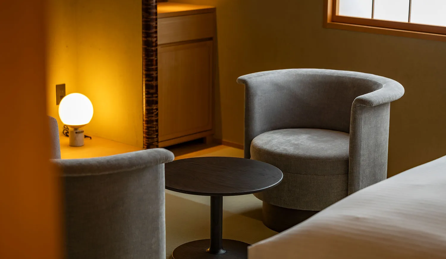 贅沢なキングサイズベッドで、ゆとりある静寂のひとときを。