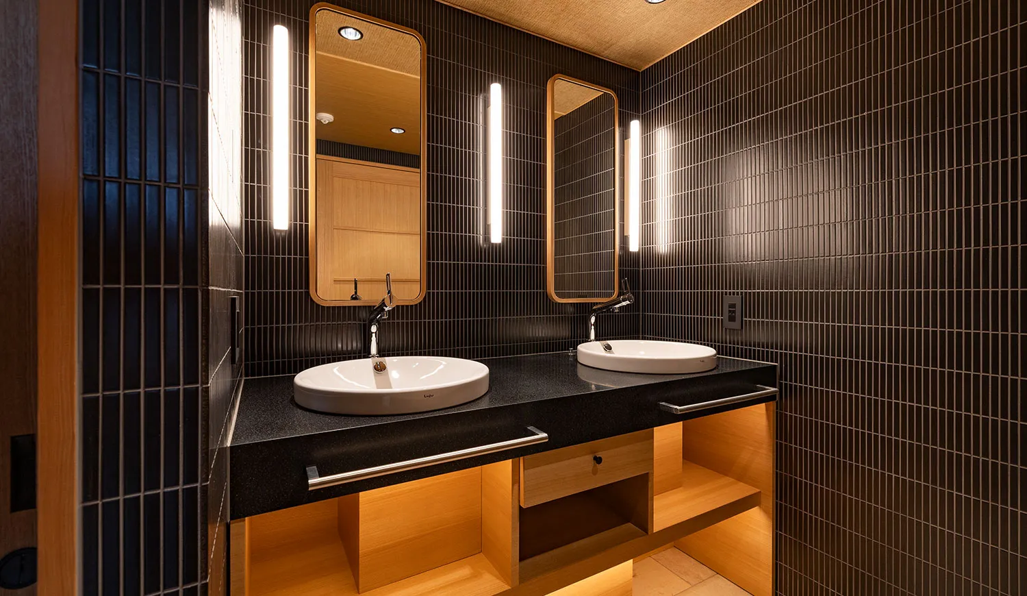 贅沢なキングサイズベッドで、ゆとりある静寂のひとときを。