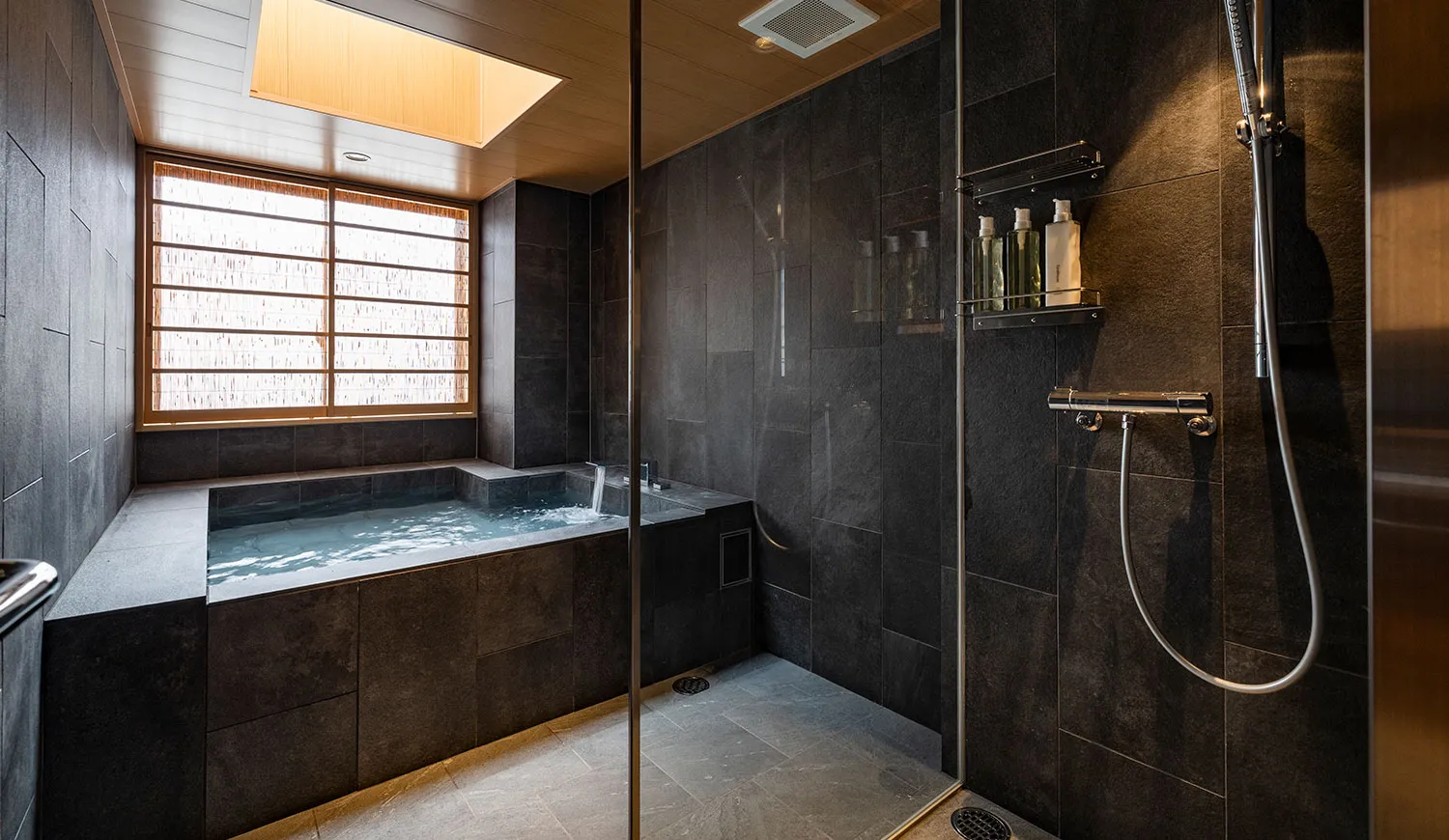 贅沢なキングサイズベッドで、ゆとりある静寂のひとときを。