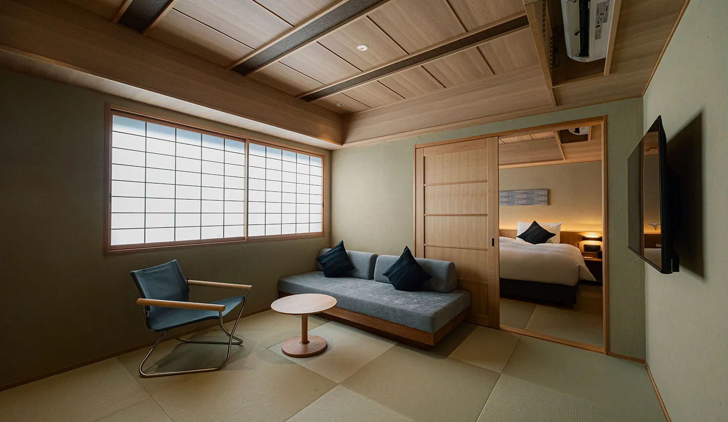 重厚感とやわらかさが同居する、特別な滞在のためのスイート。3名様でご宿泊は正ベッド2台、ソファベッド1台のご用意となります。