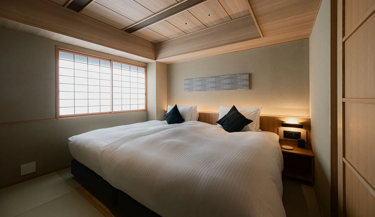 重厚感とやわらかさが同居する、特別な滞在のためのスイート。3名様でご宿泊は正ベッド2台、ソファベッド1台のご用意となります。