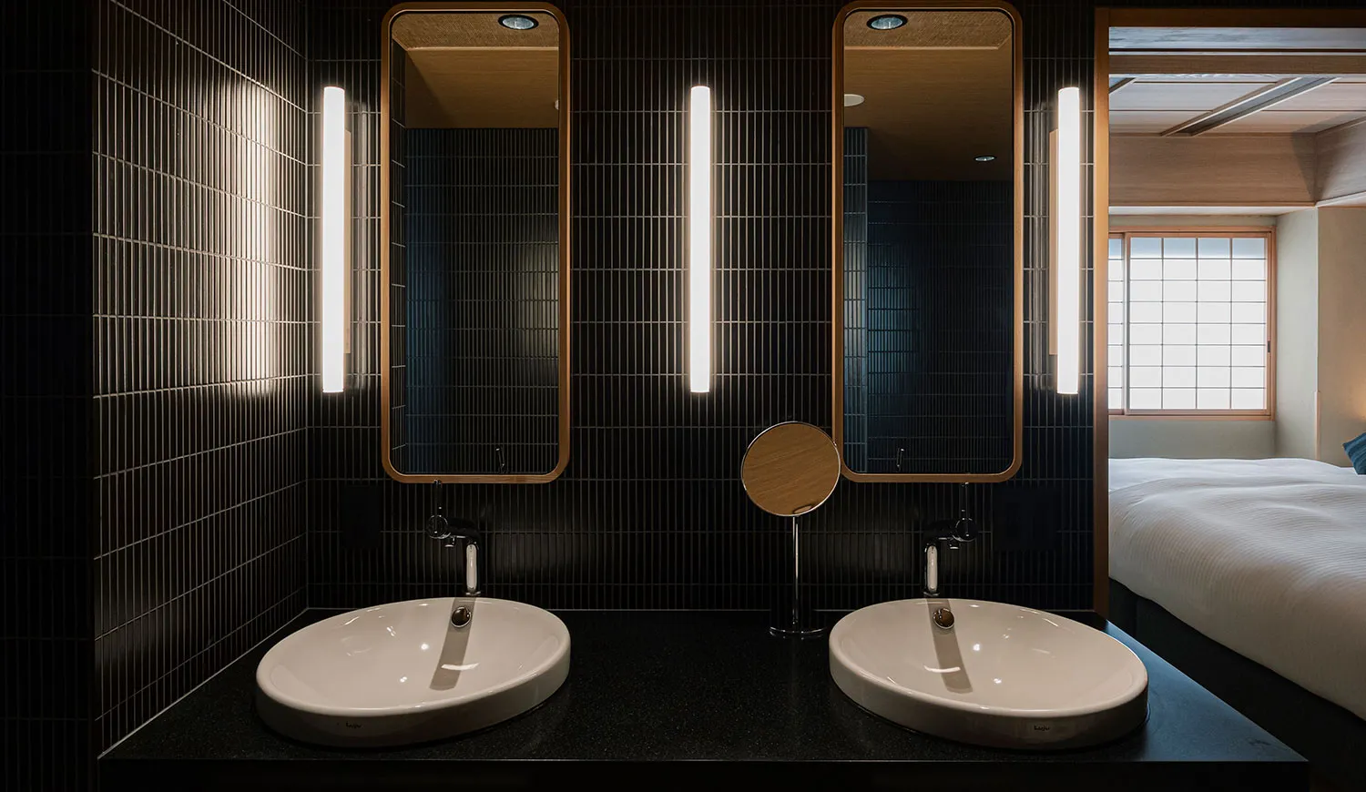 重厚感とやわらかさが同居する、特別な滞在のためのスイート。3名様でご宿泊は正ベッド2台、ソファベッド1台のご用意となります。