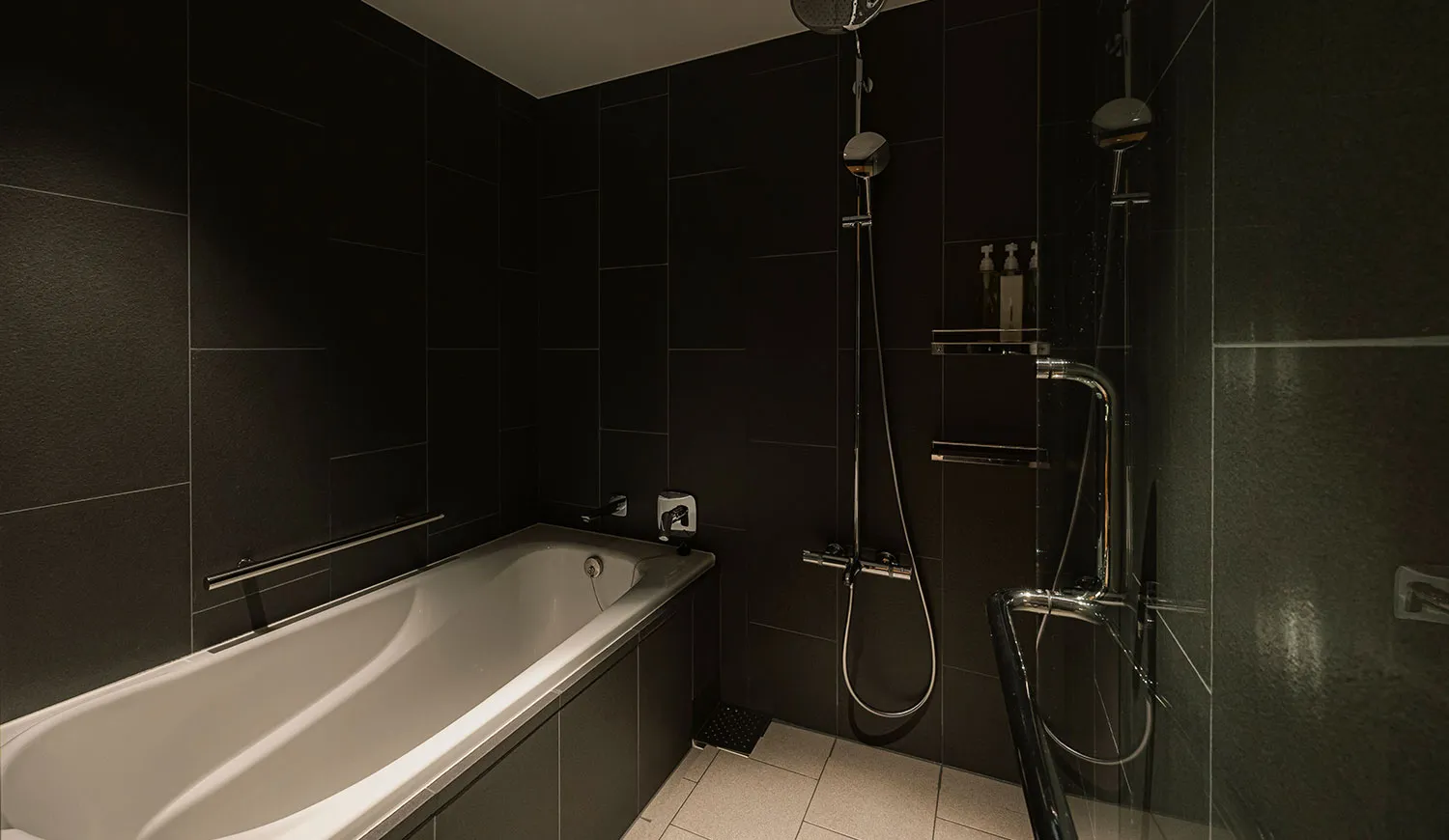 重厚感とやわらかさが同居する、特別な滞在のためのスイート。3名様でご宿泊は正ベッド2台、ソファベッド1台のご用意となります。