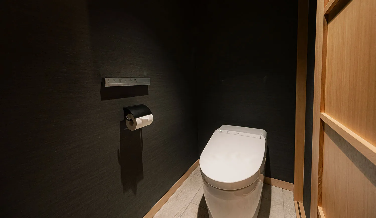 重厚感とやわらかさが同居する、特別な滞在のためのスイート。3名様でご宿泊は正ベッド2台、ソファベッド1台のご用意となります。