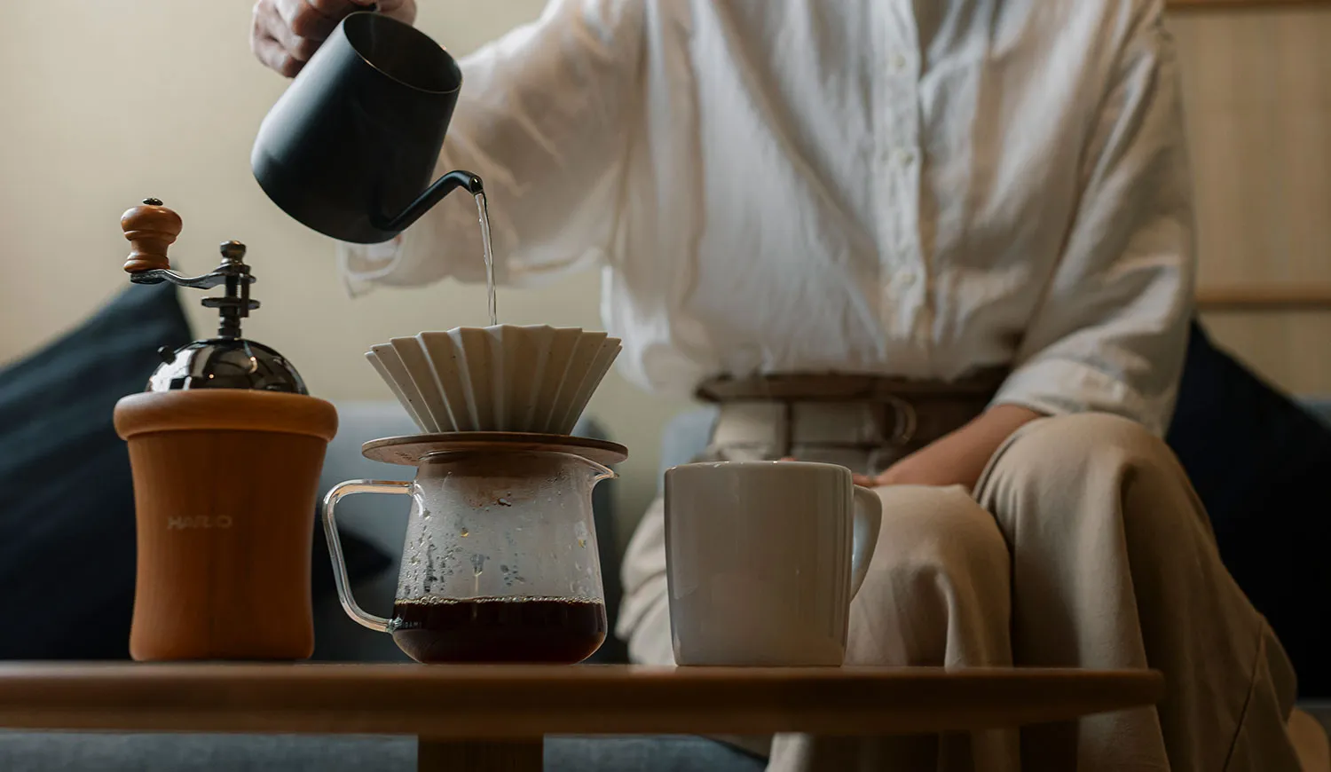 重厚感とやわらかさが同居する、特別な滞在のためのスイート。3名様でご宿泊は正ベッド2台、ソファベッド1台のご用意となります。