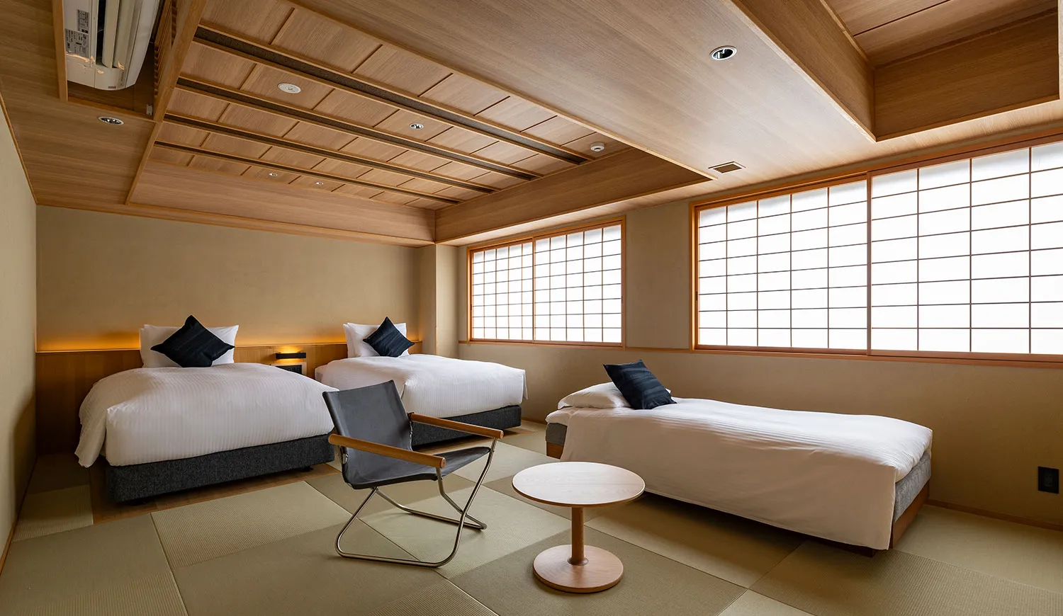 上質な設えが心を静かに包み込みます。3名様でご宿泊の場合は正ベッド2台、ソファベッド1台のご利用となります。