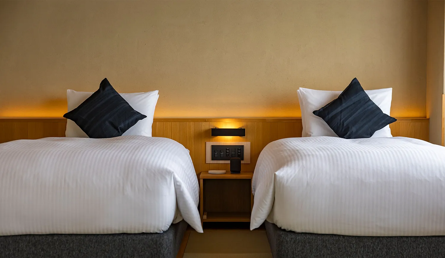 上質な設えが心を静かに包み込みます。3名様でご宿泊の場合は正ベッド2台、ソファベッド1台のご利用となります。