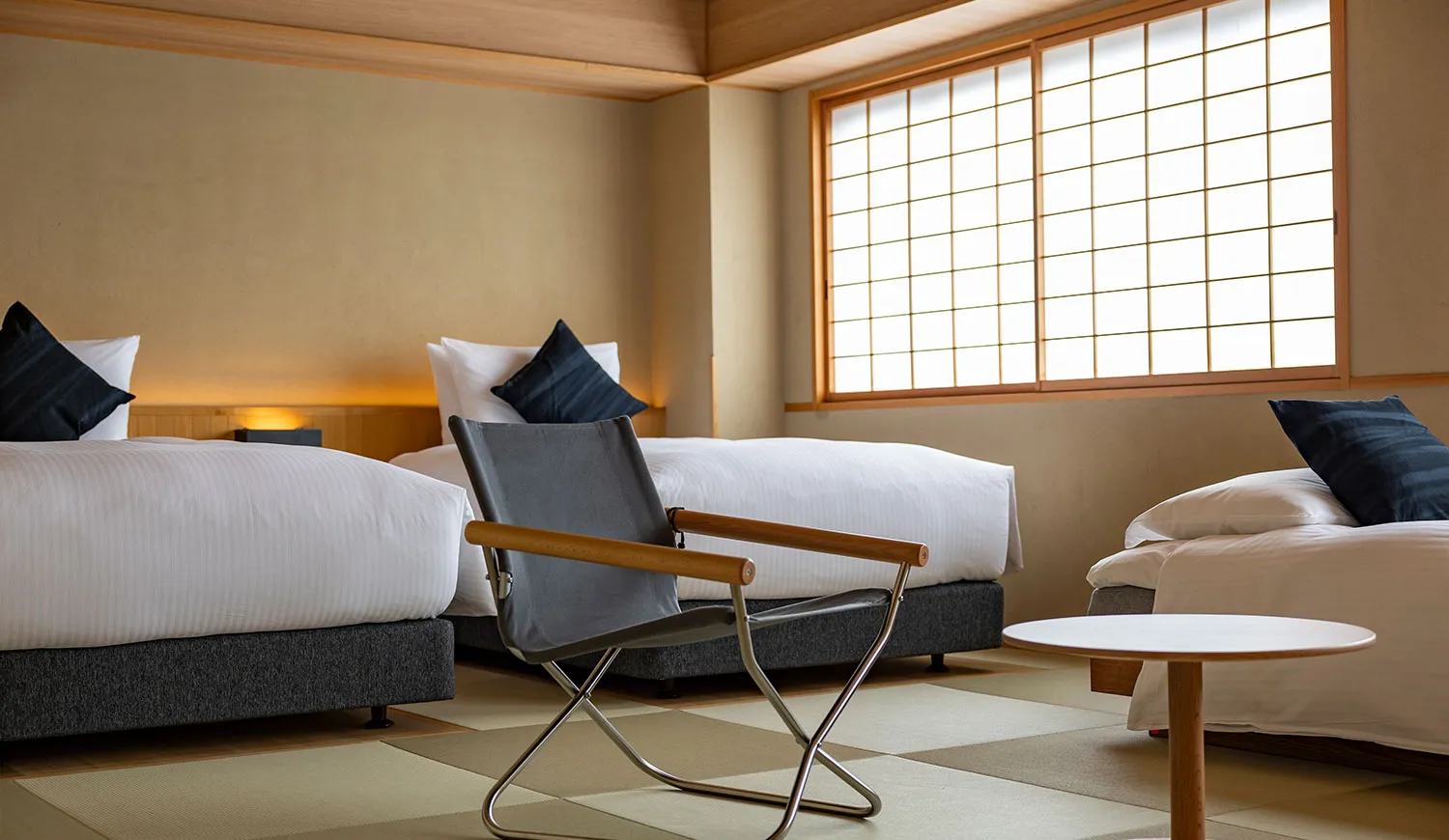 上質な設えが心を静かに包み込みます。3名様でご宿泊の場合は正ベッド2台、ソファベッド1台のご利用となります。
