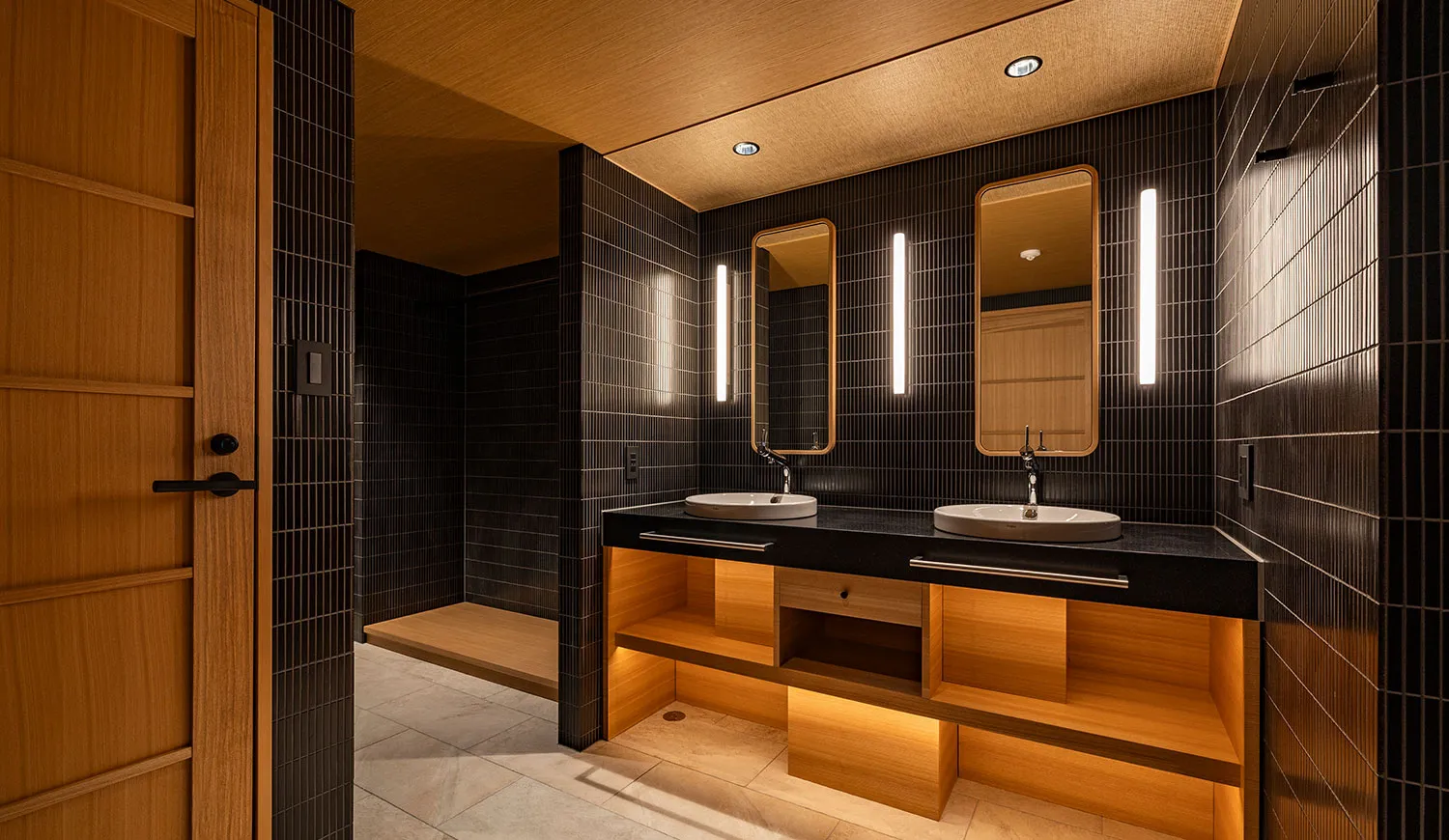 上質な設えが心を静かに包み込みます。3名様でご宿泊の場合は正ベッド2台、ソファベッド1台のご利用となります。