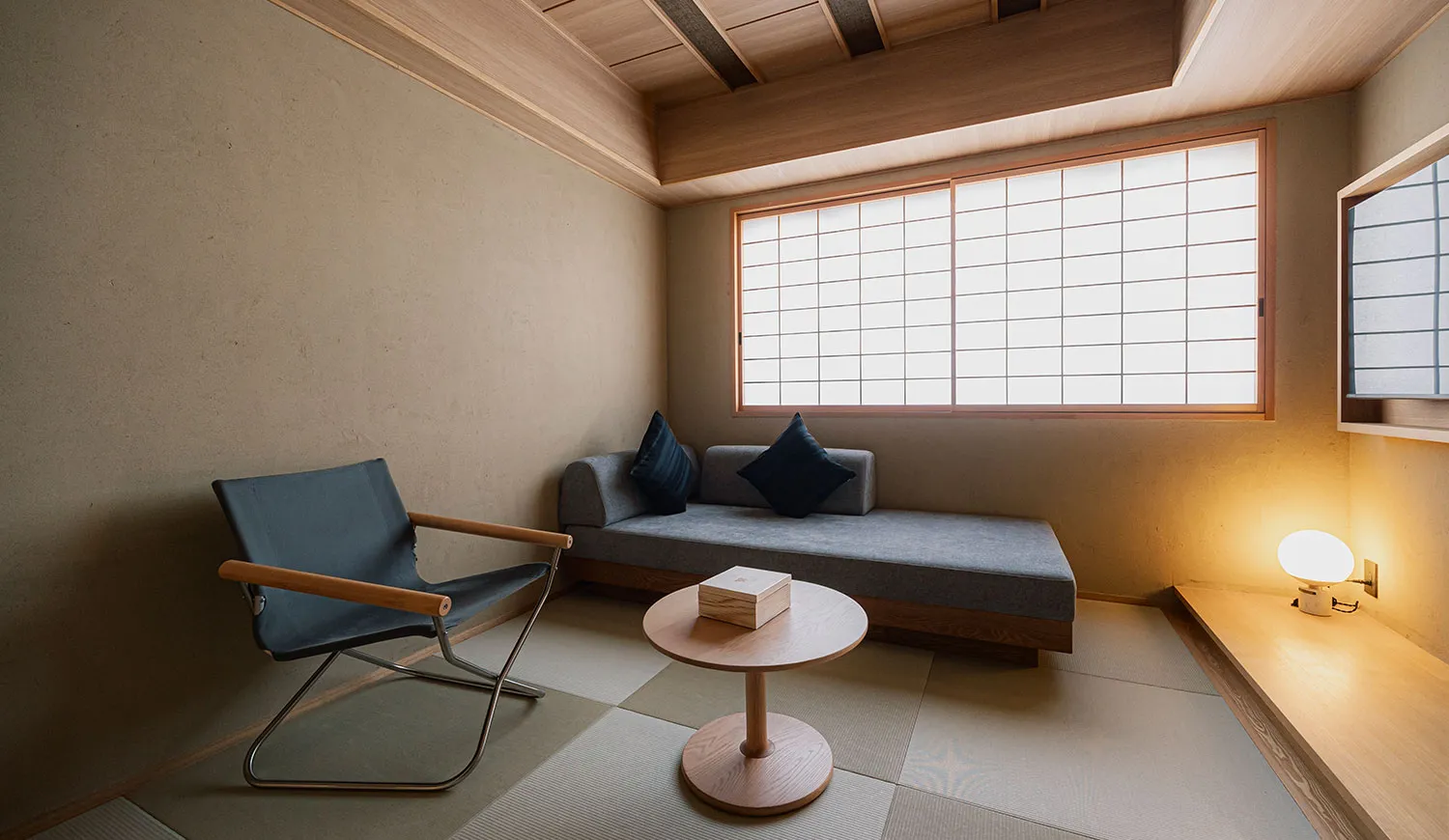 三人で過ごす、静けさと快適さに満ちた上質な時間。旅の記憶が深まります。