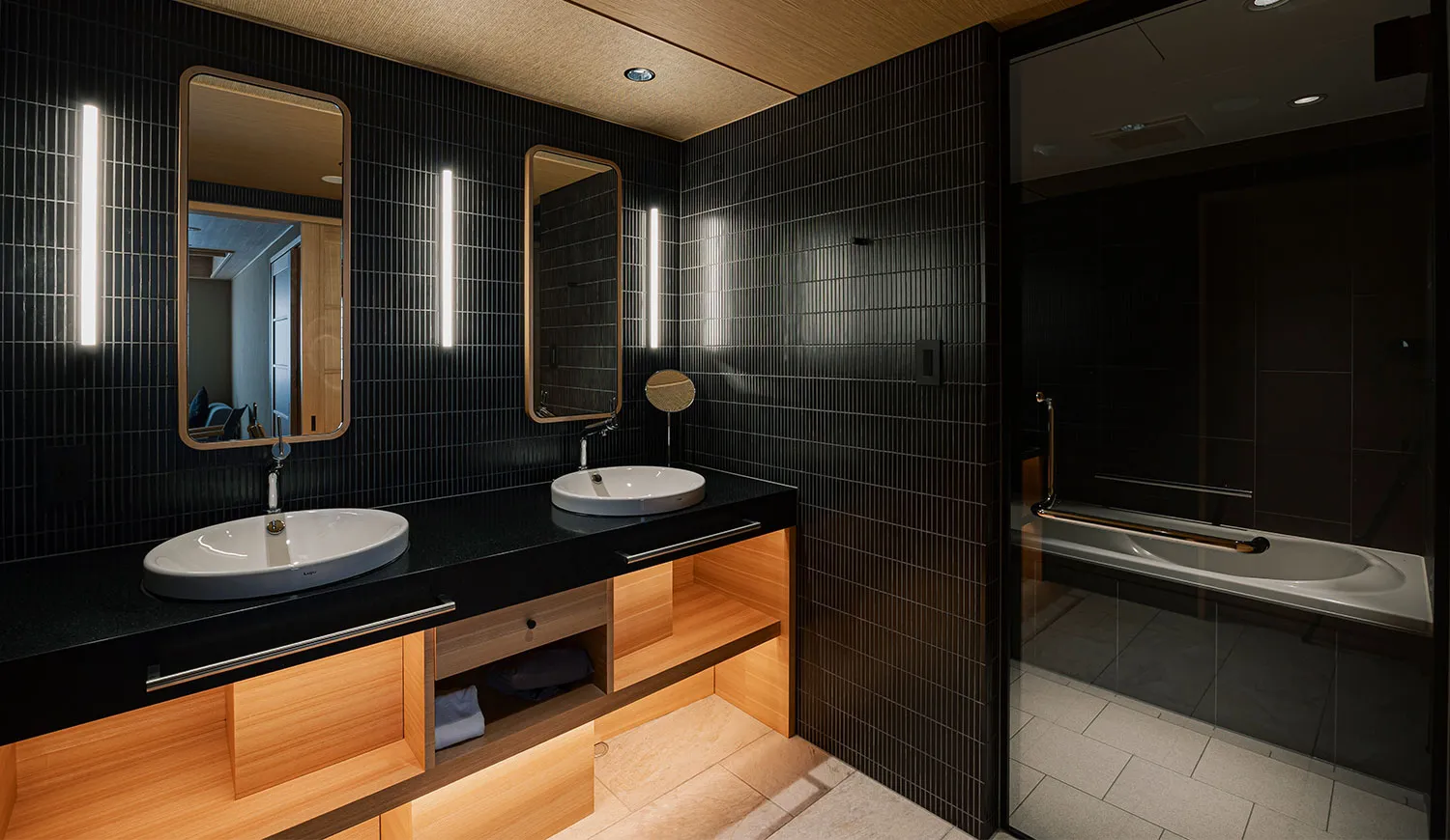 三人で過ごす、静けさと快適さに満ちた上質な時間。旅の記憶が深まります。